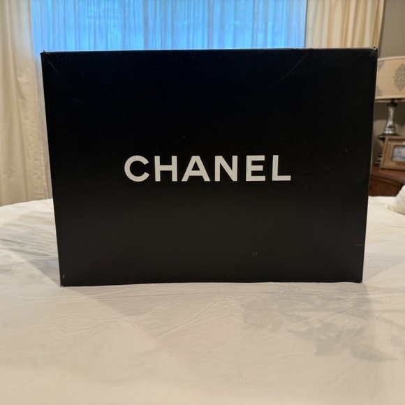 Chanel Caviar Leather Medallion Tote - 2008 Mint Condition - Picture 2 of 10